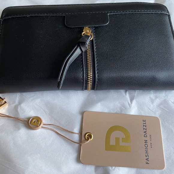 ⭐️NWT Vegan Leather Wallet - Picture 2 of 5